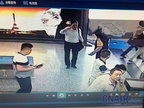 高素质安检员感动八旬老人