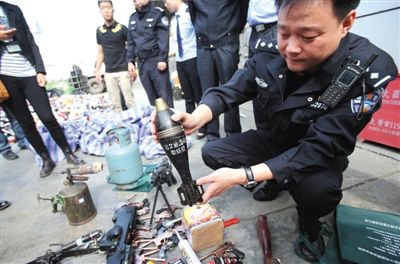 地铁安检排查出的违禁品集中销毁