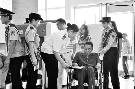 让温暖陪伴残疾老人过安检门