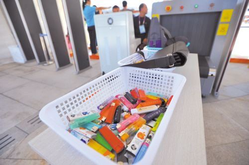 安检机过滤出惊人打火机数量