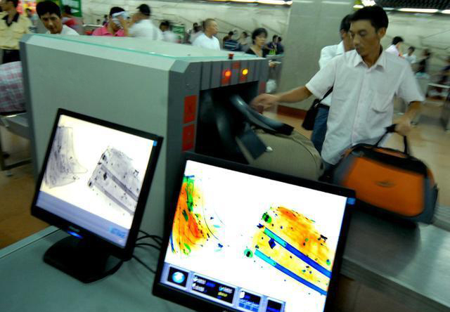 过安检机后黑色包屡遗失